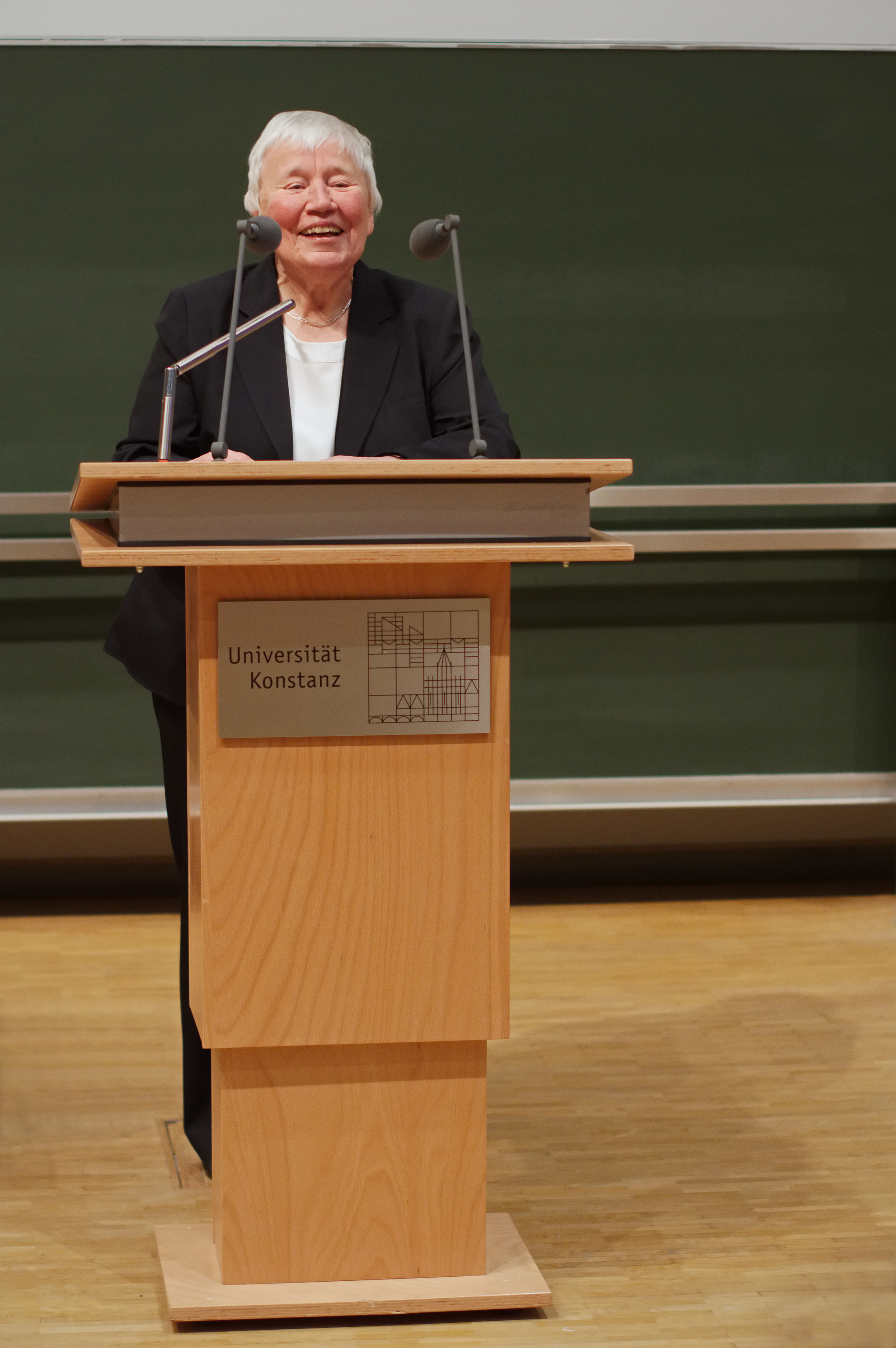 Preisträgerin Marga Klein hält eine Rede.
