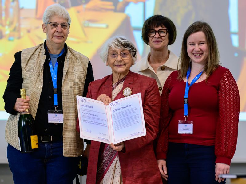 Aditi Lahiri bei der Preisverleihung mit Miriam Butt, Sophie Repp und Anke Himmelreich