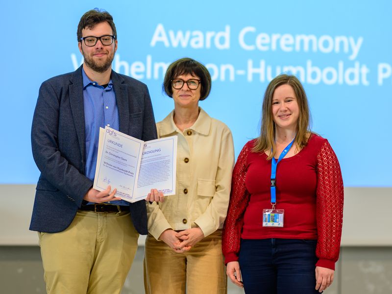 Christopher Saure bei der Preisverleihung mit Sophie Repp und Anke Himmelreich